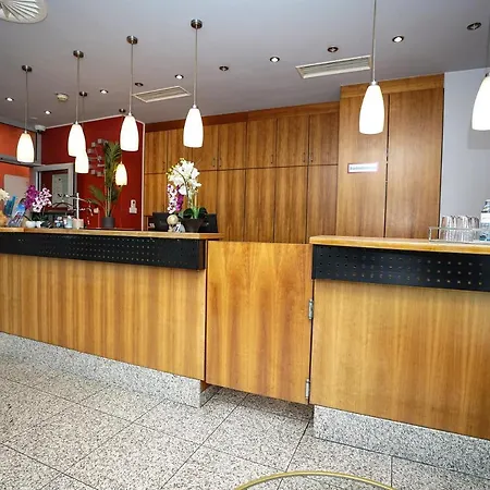 Miramar Am Römer Hotell 3*